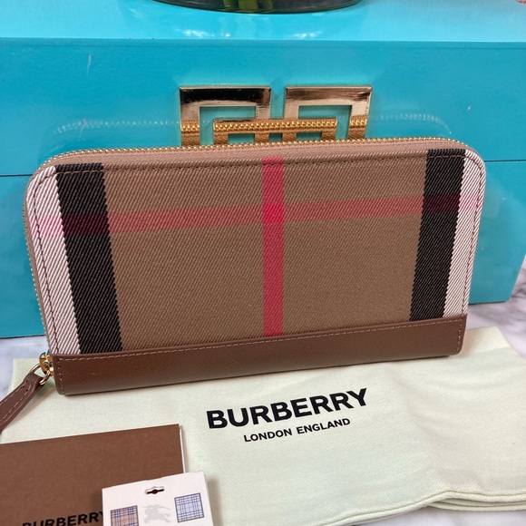 NWT Authentic Burberry House Check Canvas Brown Zip Around Wallet - Retail $630 - Picture 1 of 7